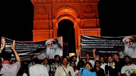 Isha Volunteers supporting Anna Hazare at India Gate