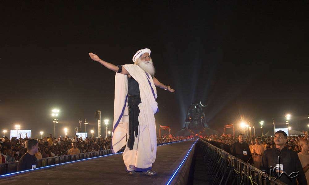Sadhguru walking all the way to the back of the venue to welcome everyone