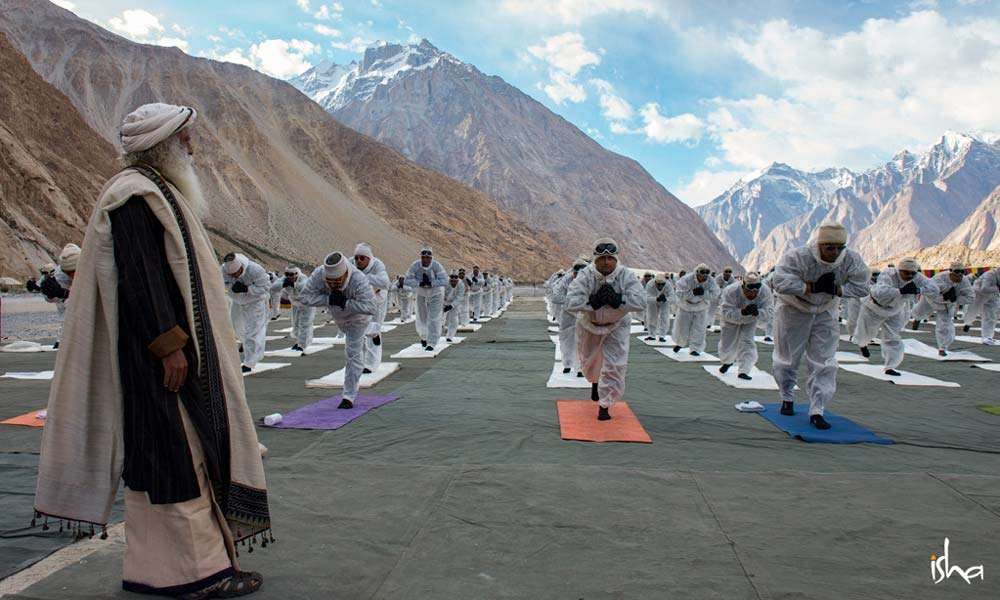 Sadhguru observes the BSF soldiers at Siachen doing Angamardana on International Yoga Day, 2018 | Yoga on the Glacier