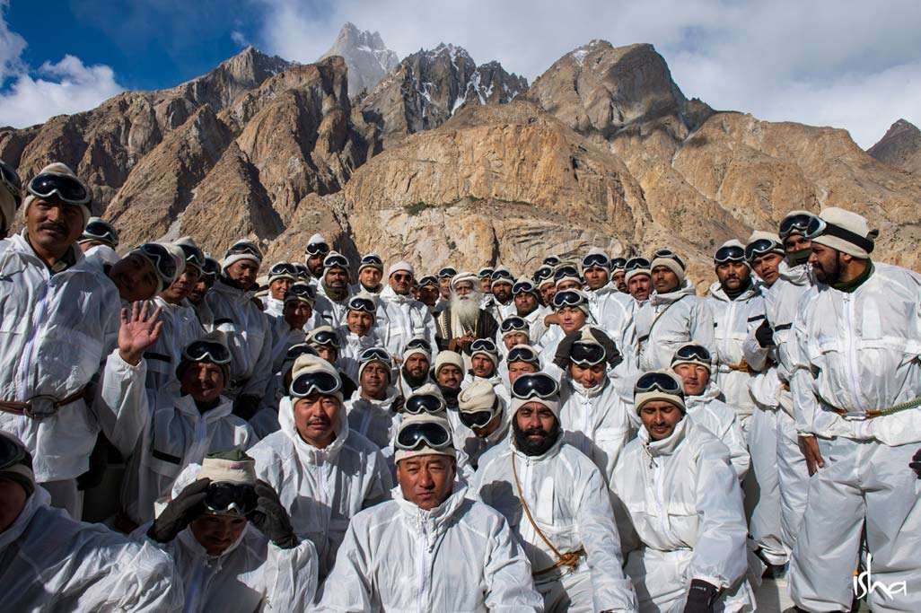 Sadhguru meets the brave BSF soldiers at Siachen