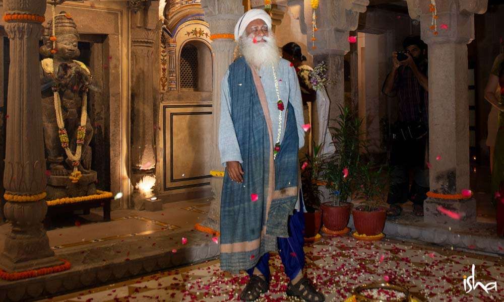 Sadhguru showered in rose petals, welcoming him in Kashi | Just Playing...