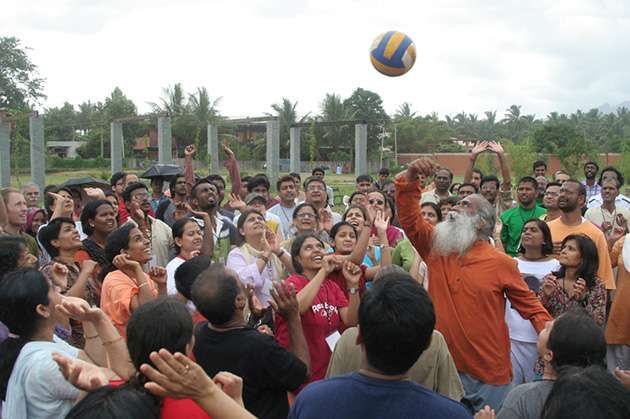 Sadhguru playing ball with program participants | Are You Game For Life?
