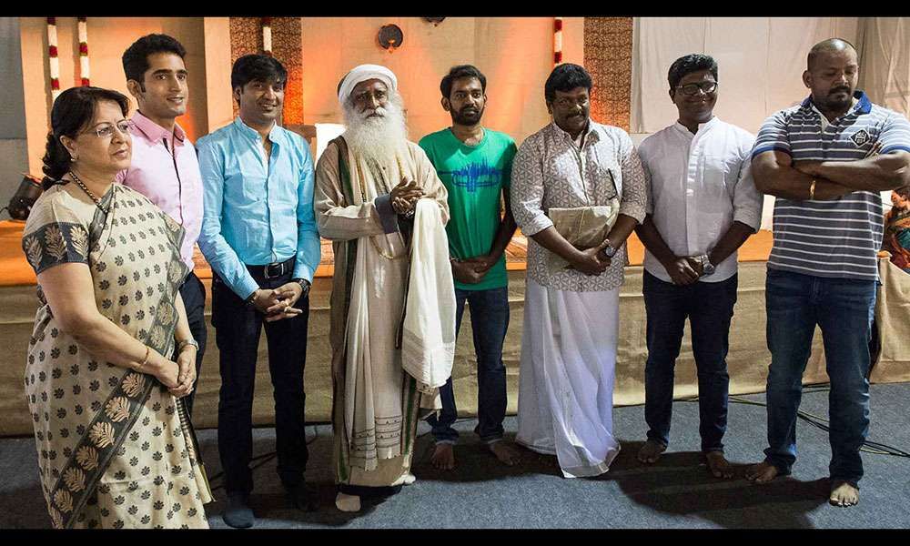 sadhguru-meets-flood-relief-volunteers-in-chennai