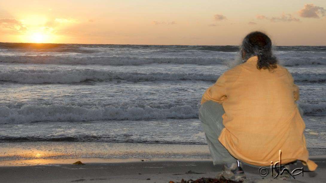 Sadhguru am Meer