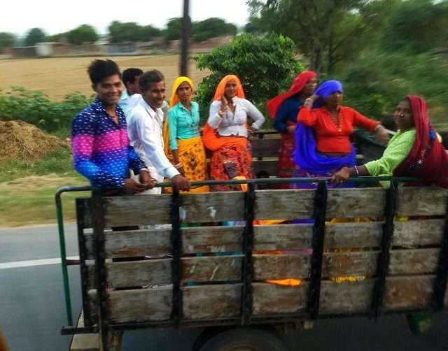 मार्ग में राजस्थान के चमकदार रंगों से मुलाक़ात