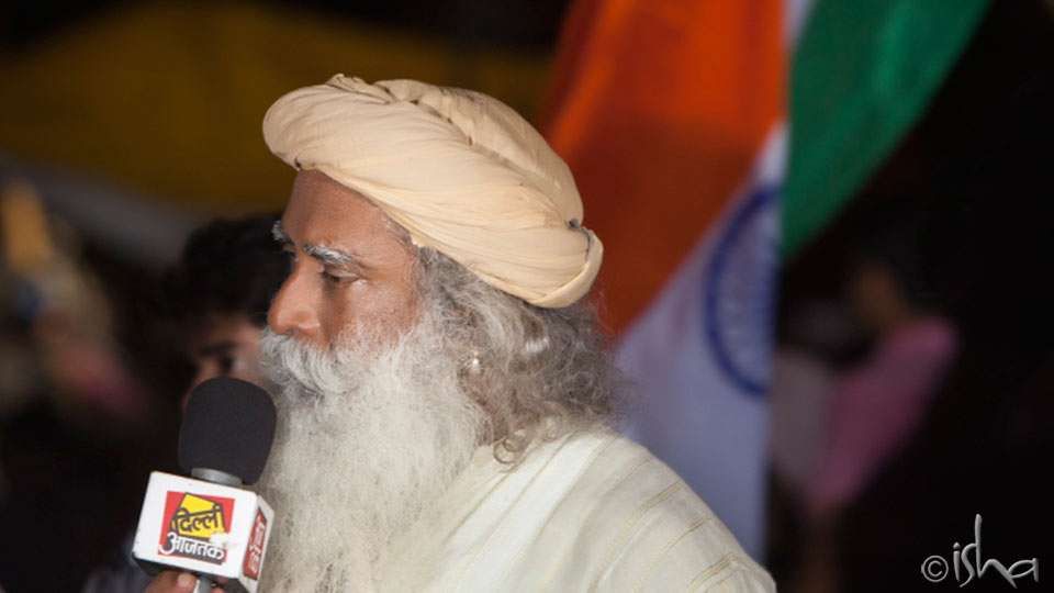 Sadhguru speaking with India flag in the background - India General Election 2014