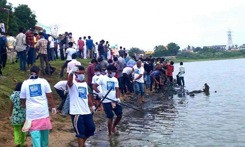 isha rally for rivers volunteers cleaning the river