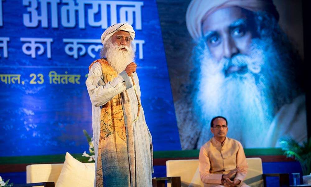 Sadhguru with the Chief Minister of Madhya Pradesh, Shri Shivraj Singh Chauhan, at the Bhopal Rally for Rivers event, September 2017.