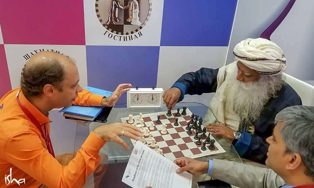 Sadhguru plays chess in Russia | Do Intelligent People Know How to Have Fun?