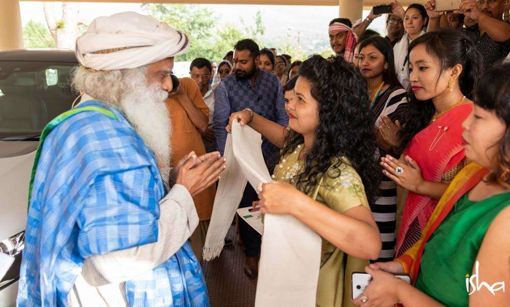 Sadhguru being welcomed by the students of North Eastern Hill University, Shillong, Meghalaya, for the Youth and Truth event | Do People in the Northeast Feel Alienated From the Rest of India?