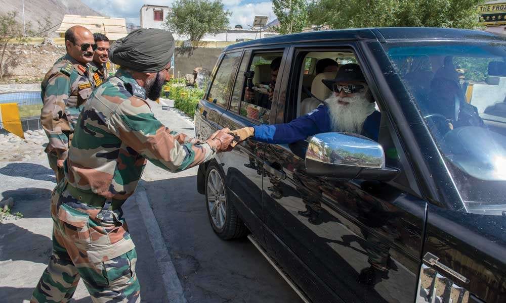 क्या हुआ जब मिले योगी और फौजी