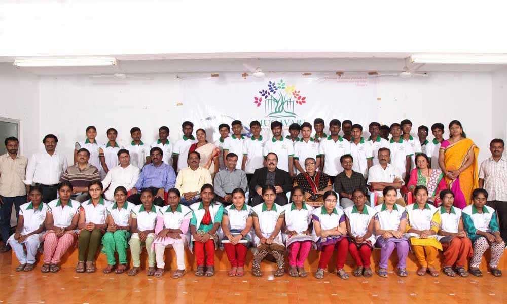 sadhguru-ennidam-pesiya-mudhal-vaarthai-silirkum-mugavari-ramesh-tamilblog-featureimg