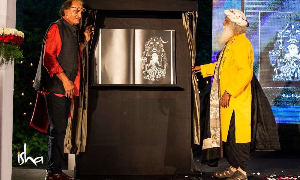 raghu_rai_clicks_sadhguru_unveiling_adiyogi_book