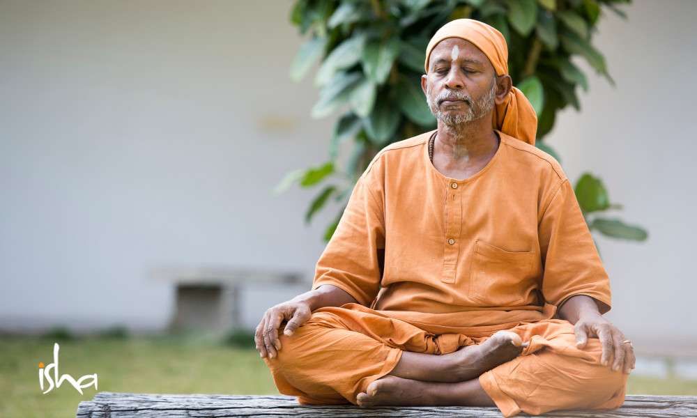 swami-nirakara-isha-meditating