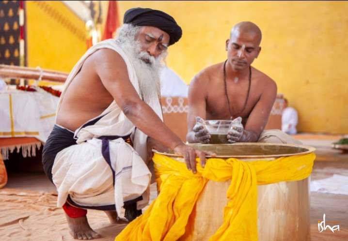 OnThePathofTheDivine-SwDevabahu-isha-blog-article-swami-devabahu-with-sadhguru-consecration