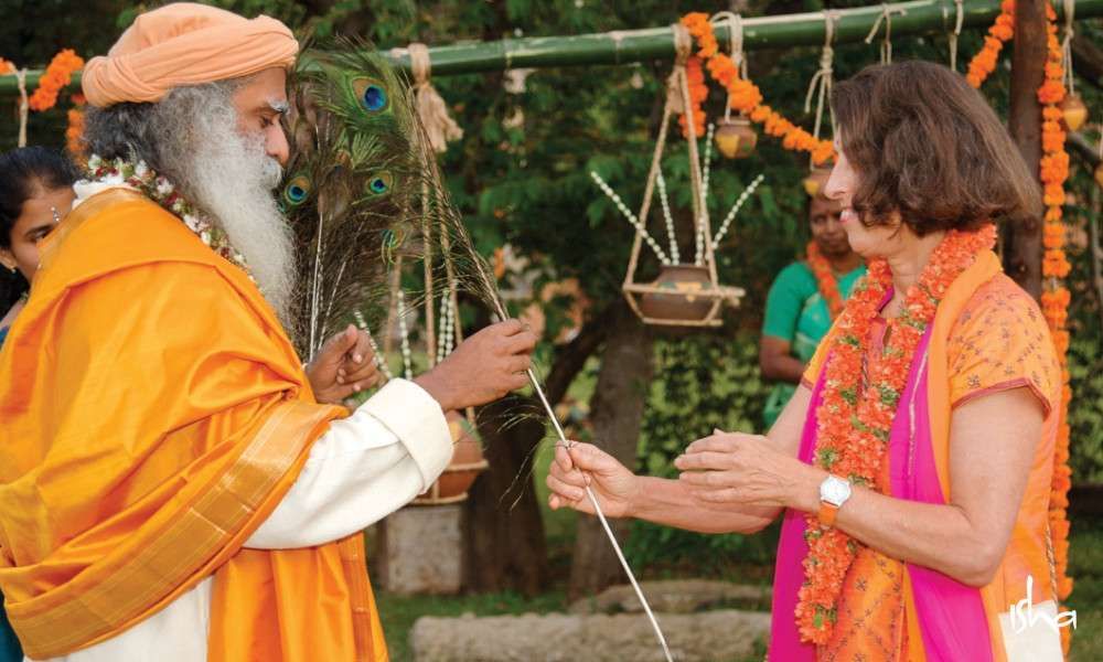 isha-blog-article-on-the-path-of-the-divine-maa-vanasri-offering-peacock-feather-to-sadhguru