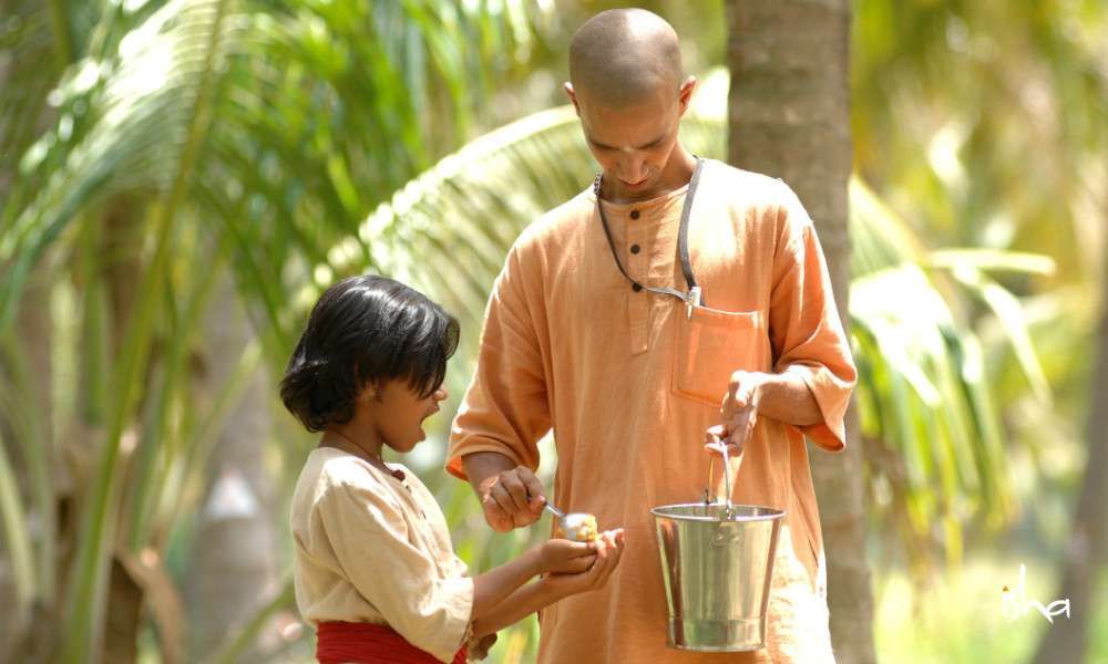 sadhguru-isha-blog-article-on-the-path-of-the-divine-sw-patanga-serving-prasad