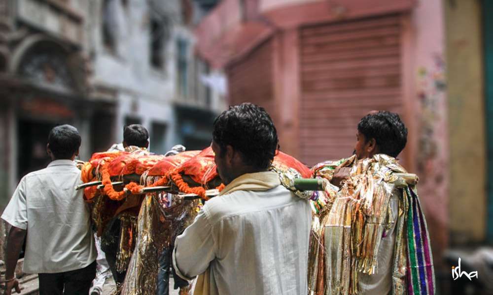 Life after Death: picture of a death ritual in India