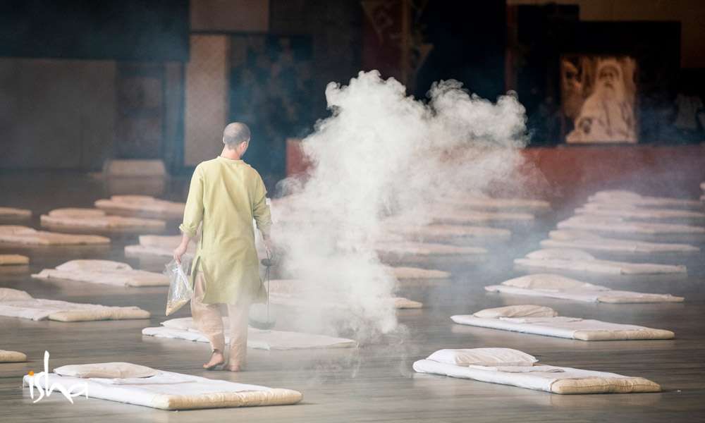 Volunteer Offering Sambrani at Adiyogi Alayam | Significance of Burning Incense Sticks