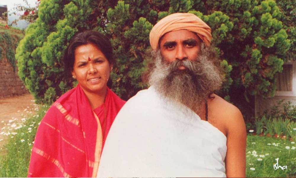 photo of sadhguru and vijji maa together
