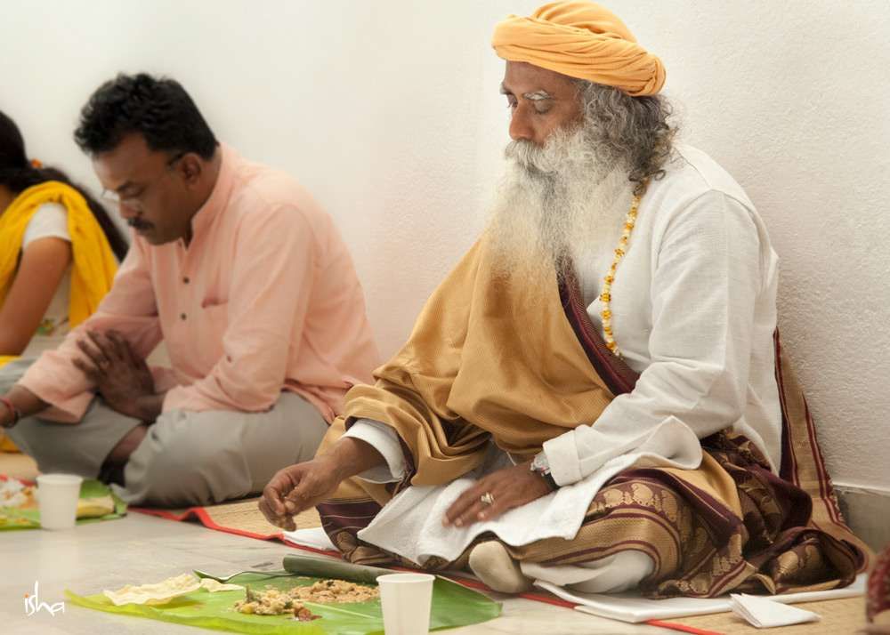 sadhguru eating in biksha hall
