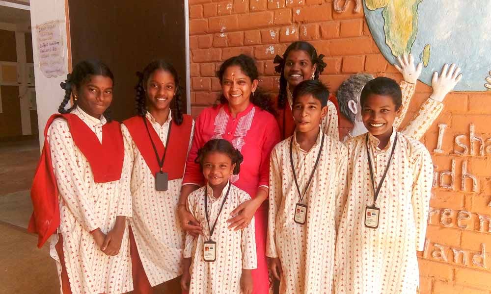 Isha Volunteer, Mrs. Anbumalar of USA, with Isha Vidhya Cuddalore Students | A Flourishing Fountain that Keeps on Flowing