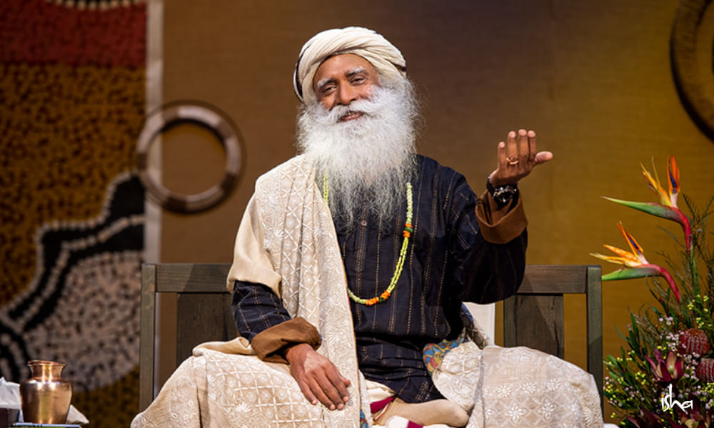 Image of Sadhguru during a Dharshan, speaking about Indian culture