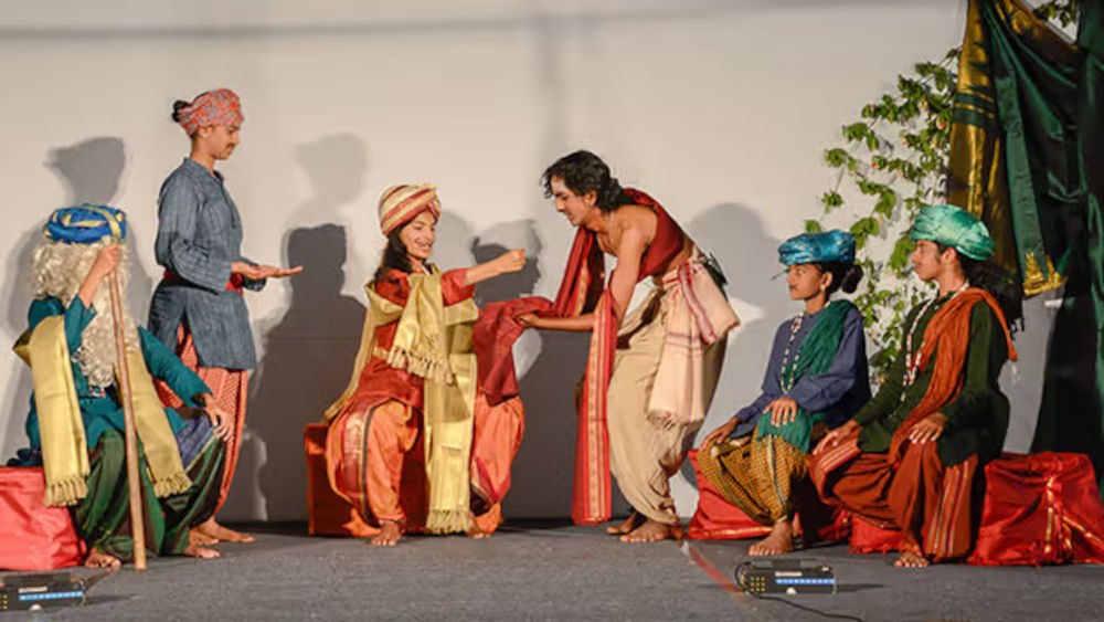 பள்ளி மாணவ மாணவிகளின் நாடகம், Children performing drama