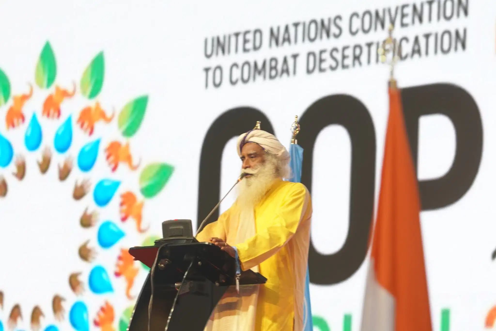 சத்குரு 9 மே 2022 அன்று அபிட்ஜான், கோட் டி ஐவரில், UNCCD COP15ல் உரையாற்றுகிறார்.