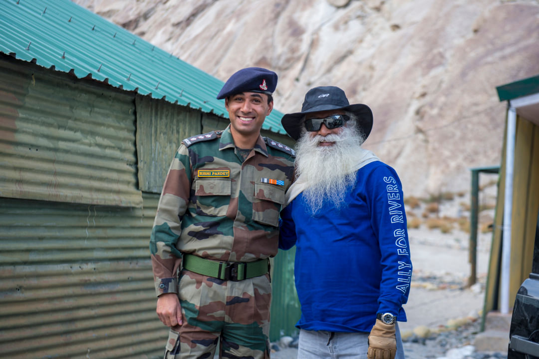 13-sadhguru-isha-wisdom-spot-sadhguru-with-indian-army-soldiers-at-leh-ladakh-siachen-living-a-warriors-life-20180620_SUN_0339