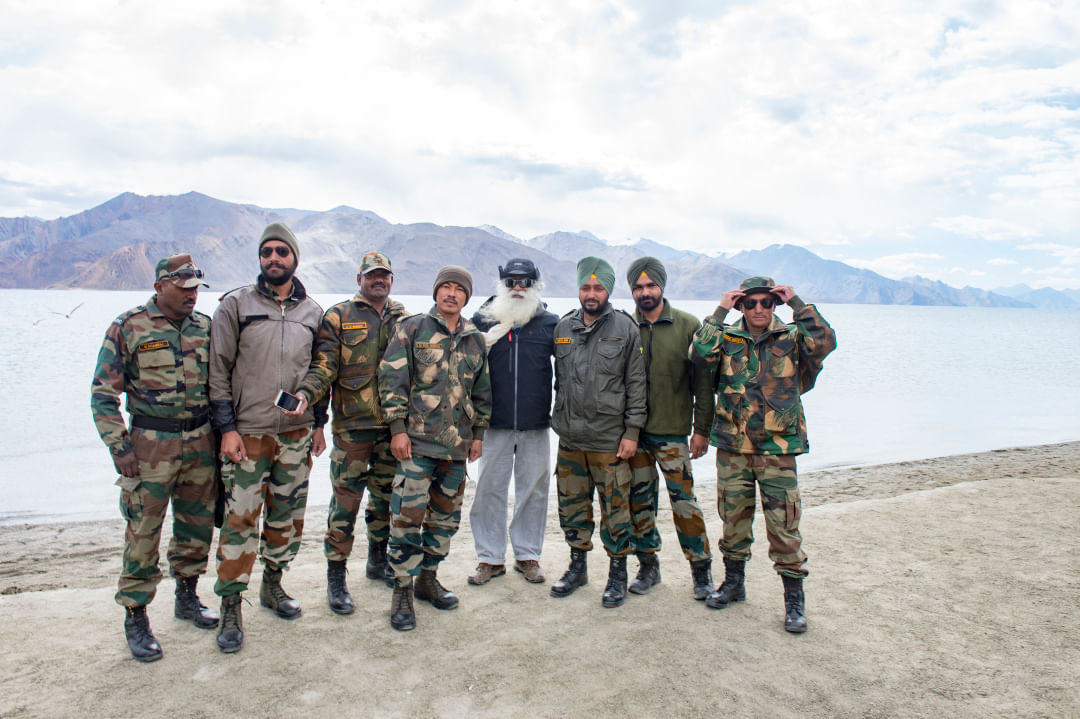 23-sadhguru-isha-wisdom-spot-sadhguru-with-indian-army-soldiers-at-leh-ladakh-siachen-living-a-warriors-life-20180622_SUN_0389