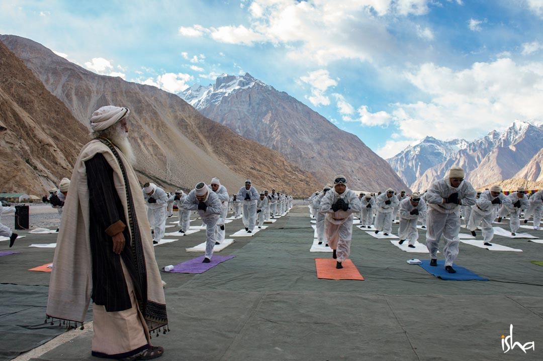 Sadhguru offering yoga to BSF soldiers at Siachen