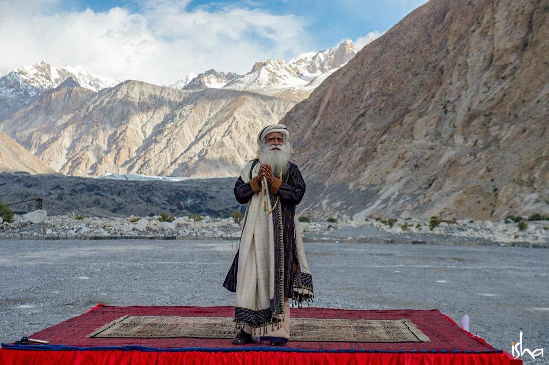 Sadhguru offering Yoga to BSF soldiers at Siachen
