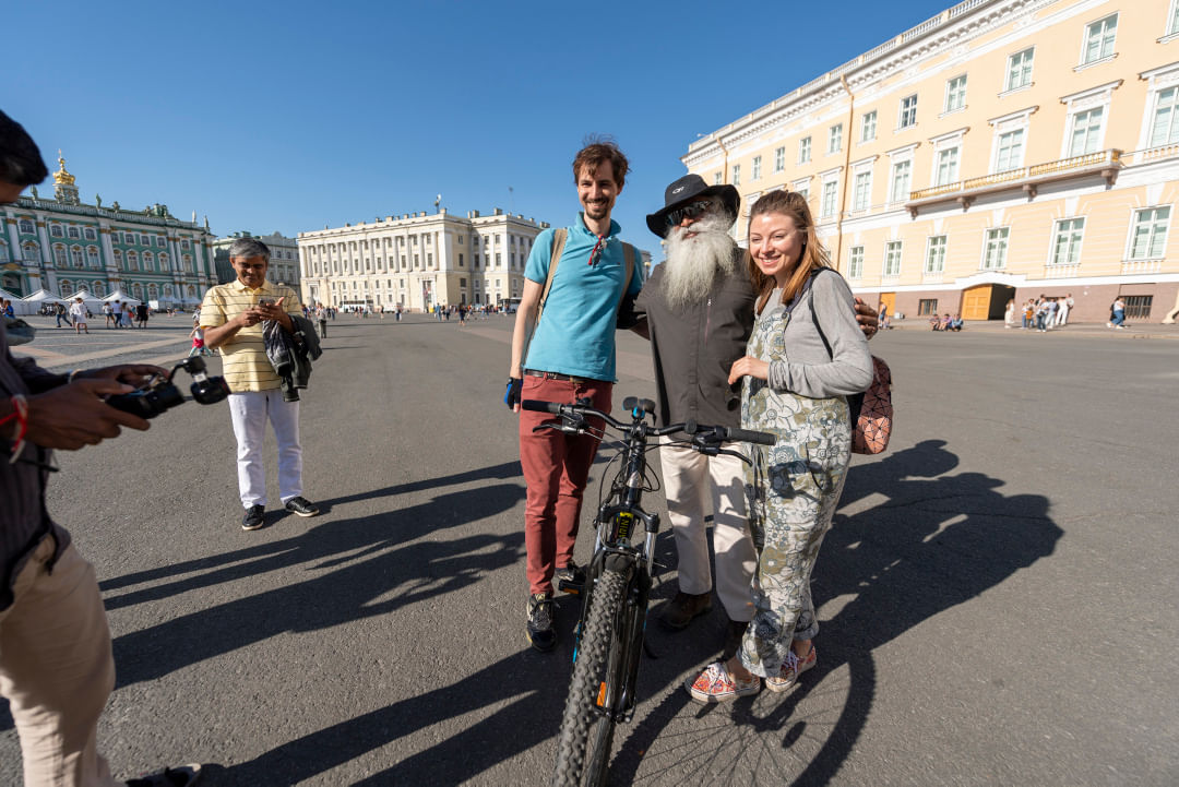 Russian people take a picture with Sadhguru in Moscow, June 2018