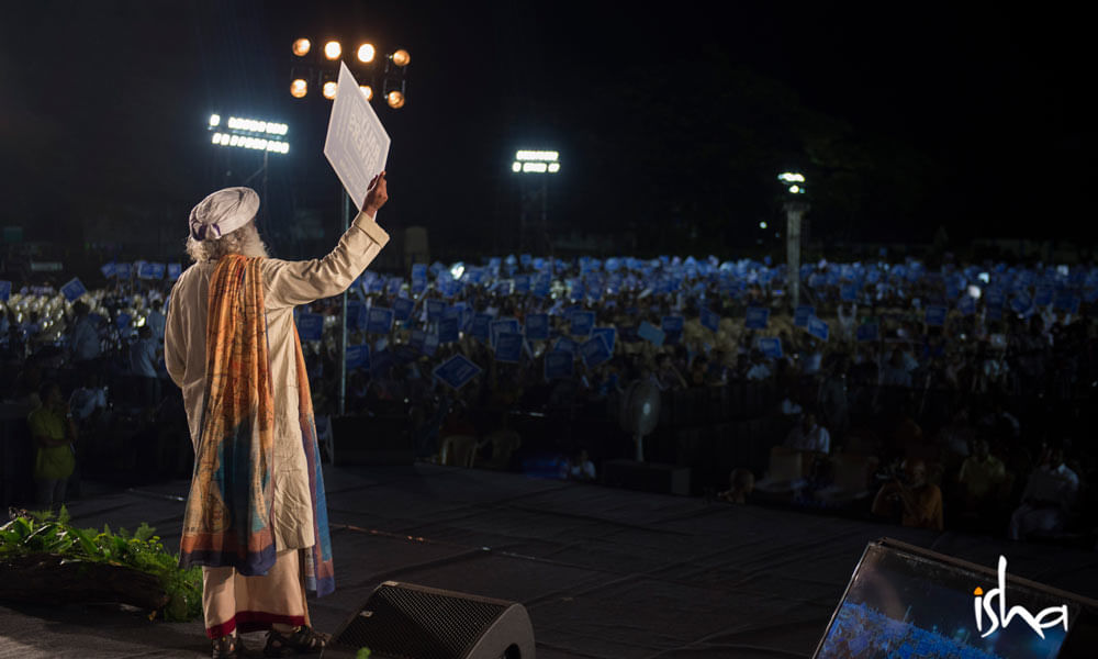 रैली के दौरान, सद्गुरु ने भारत के युवाओं का आह्वान किया