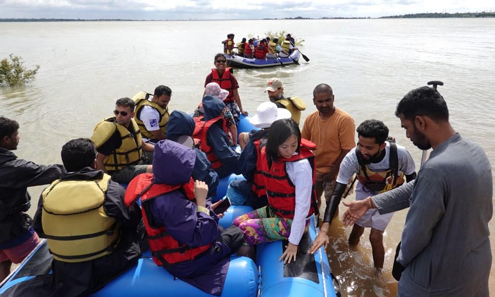 sadhguru-isha-cauvery-diaries-of-motorcycles-and-a-mystic-cauvery-calling-five-boat-ride-2