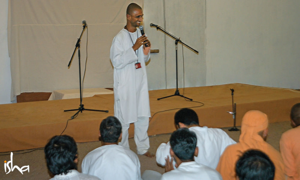 isha-blog-article-on-the-path-of-the-divine-swami-suyagna-with-ashram-inmates