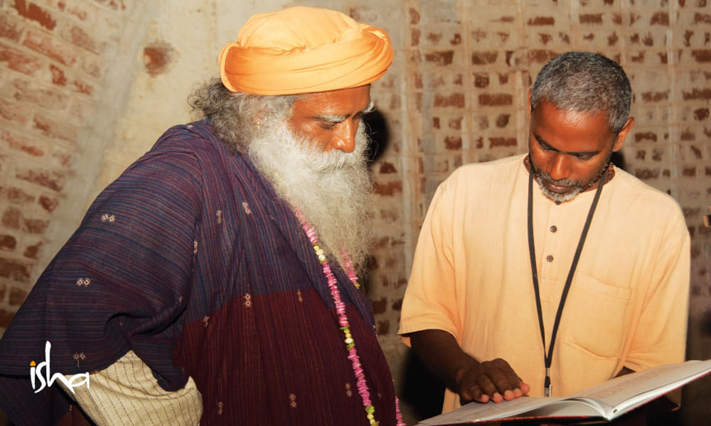 swami-nischala-interacting-with-sadhguru-pic