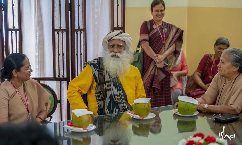 Sadhguru having a chat with the Principal of Mount Carmel College before the commencement of the Youth and Truth event