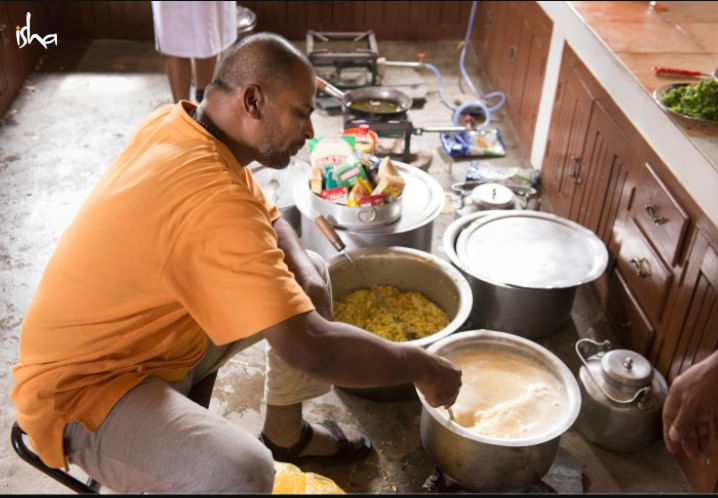 OnThePathofTheDivine-SwDevabahu-isha-blog-article-swami-devabahu-cooking