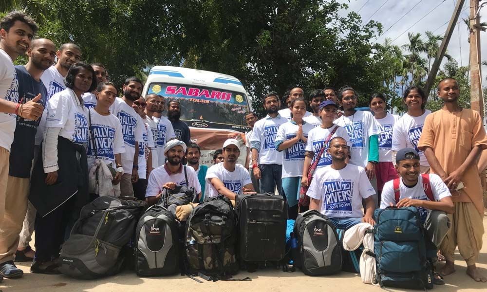 Nadi Veeras before embarking on the cleaning crusade for Kerala flood relief support