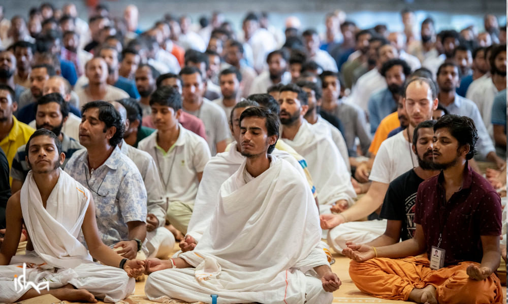 life-in-sadhanapada-when-sadhana-begins-to-catch-fire-ishablog-participants-meditating