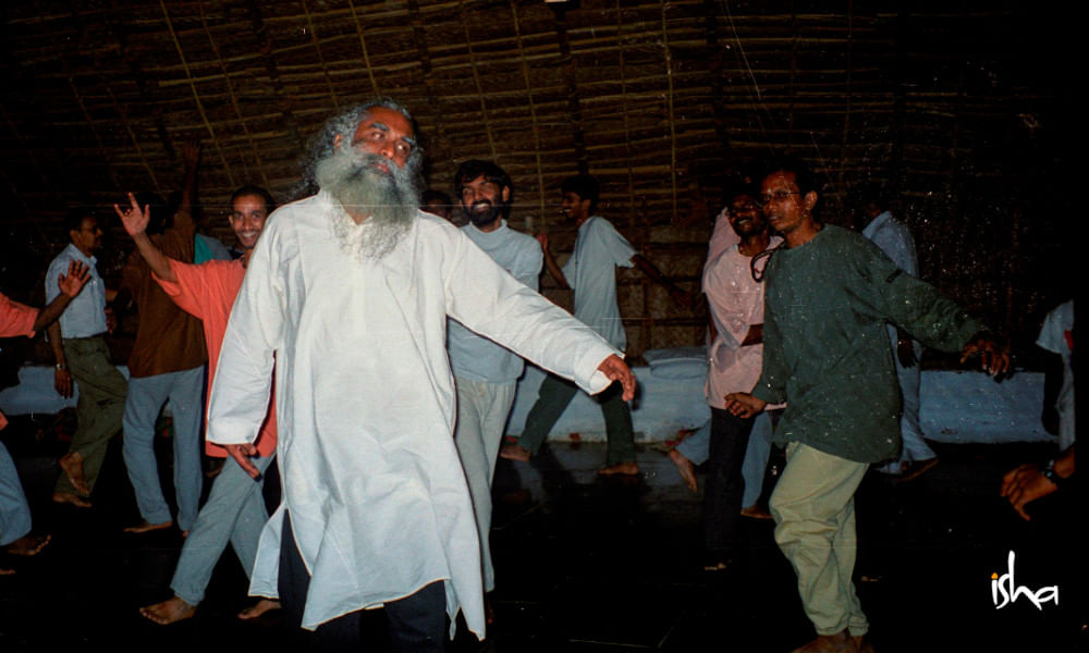sadhguru-isha-blog-article-on-the-path-of-the-divine-sw-patanga-dancing-with-sadhguru