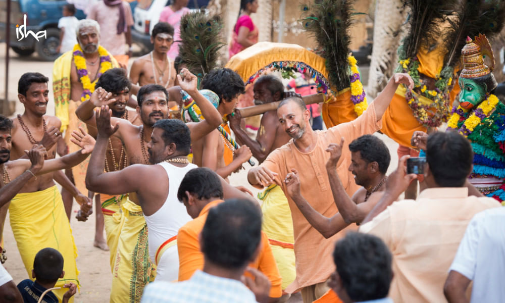 sadhguru-isha-blog-article-on-the-path-of-the-divine-sw-patanga-local-temple-festival