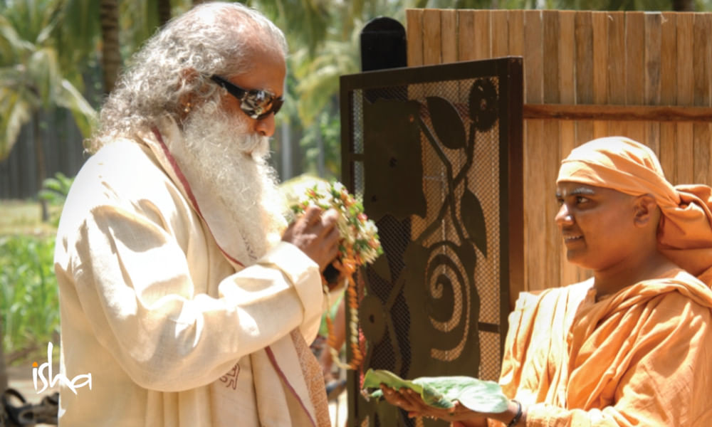 on-the-path-of-the-divine-maa-chandrahasa-maa-offering-flowers-to-sadhguru
