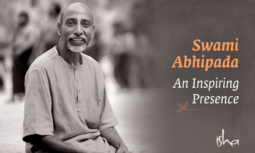 Swami Abhipada – Always at the Feet of the Guru