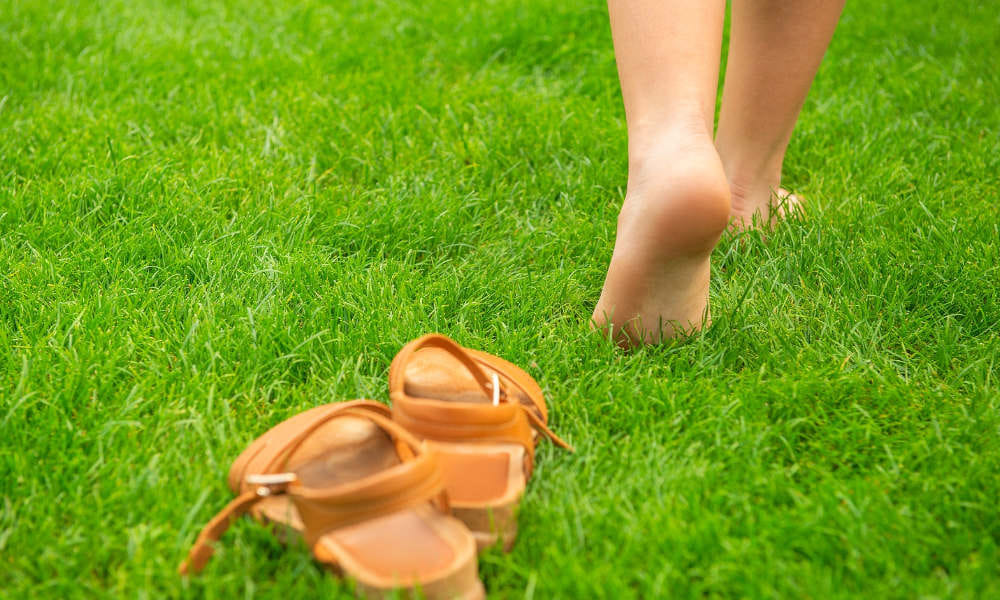 வெறும் காலில் நடப்பது, Walking barefoot வெறும் காலில் நடப்பது, Walking barefoot